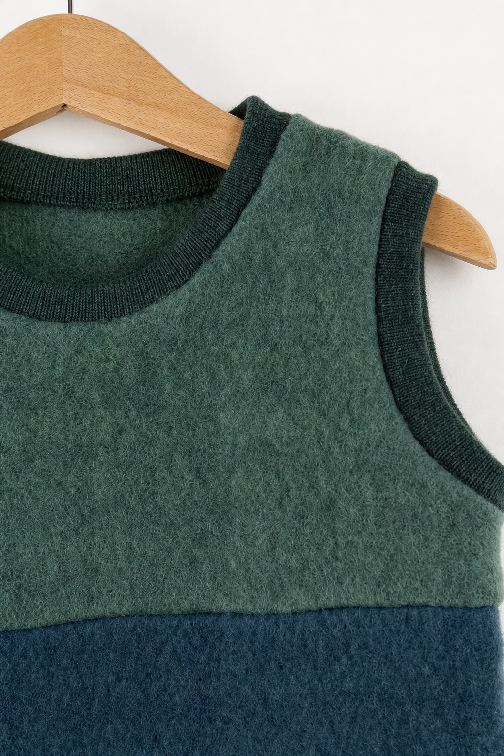 Detailaufnahme des Wollfleece Pullunders für Babys in Größe 74/80