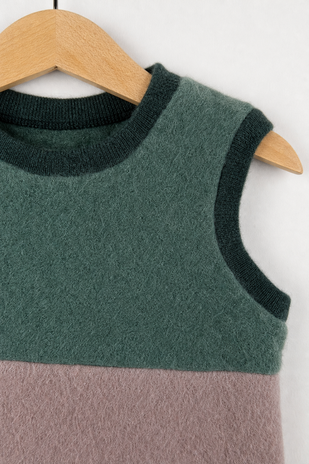 Detailaufnahme des Wollfleece Pullunders für Babys in Größe 74/80