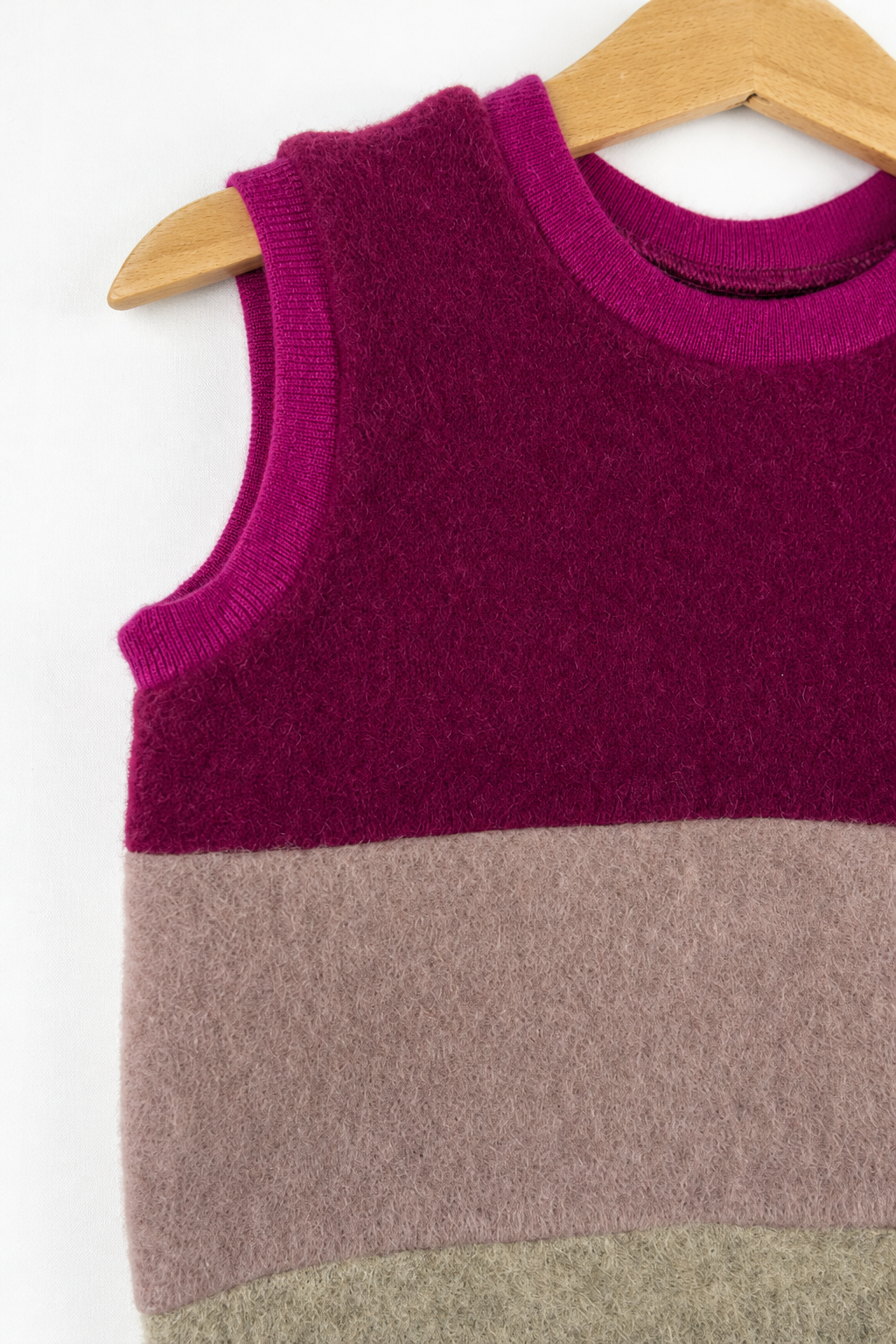 Detailaufnahme des Wollfleece Pullunders für Babys in Größe 74/80