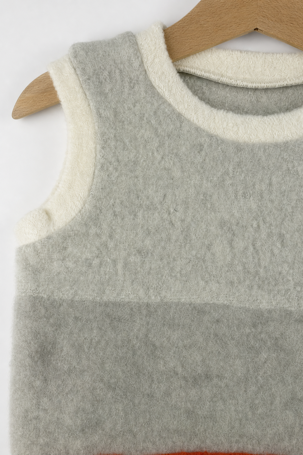 Detailaufnahme des Wollfleece Pullunders für Babys in Größe 74/80