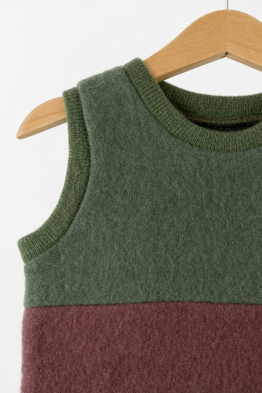 Detailaufnahme des Wollfleece Pullunders für Babys in Größe 74/80