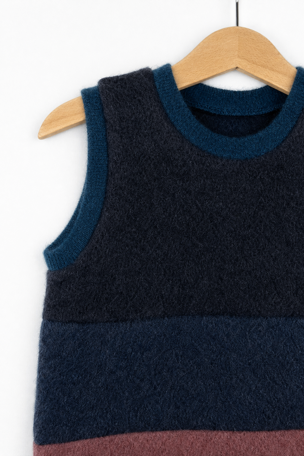 Detailaufnahme des Wollfleece Pullunders für Babys in Größe 74/80