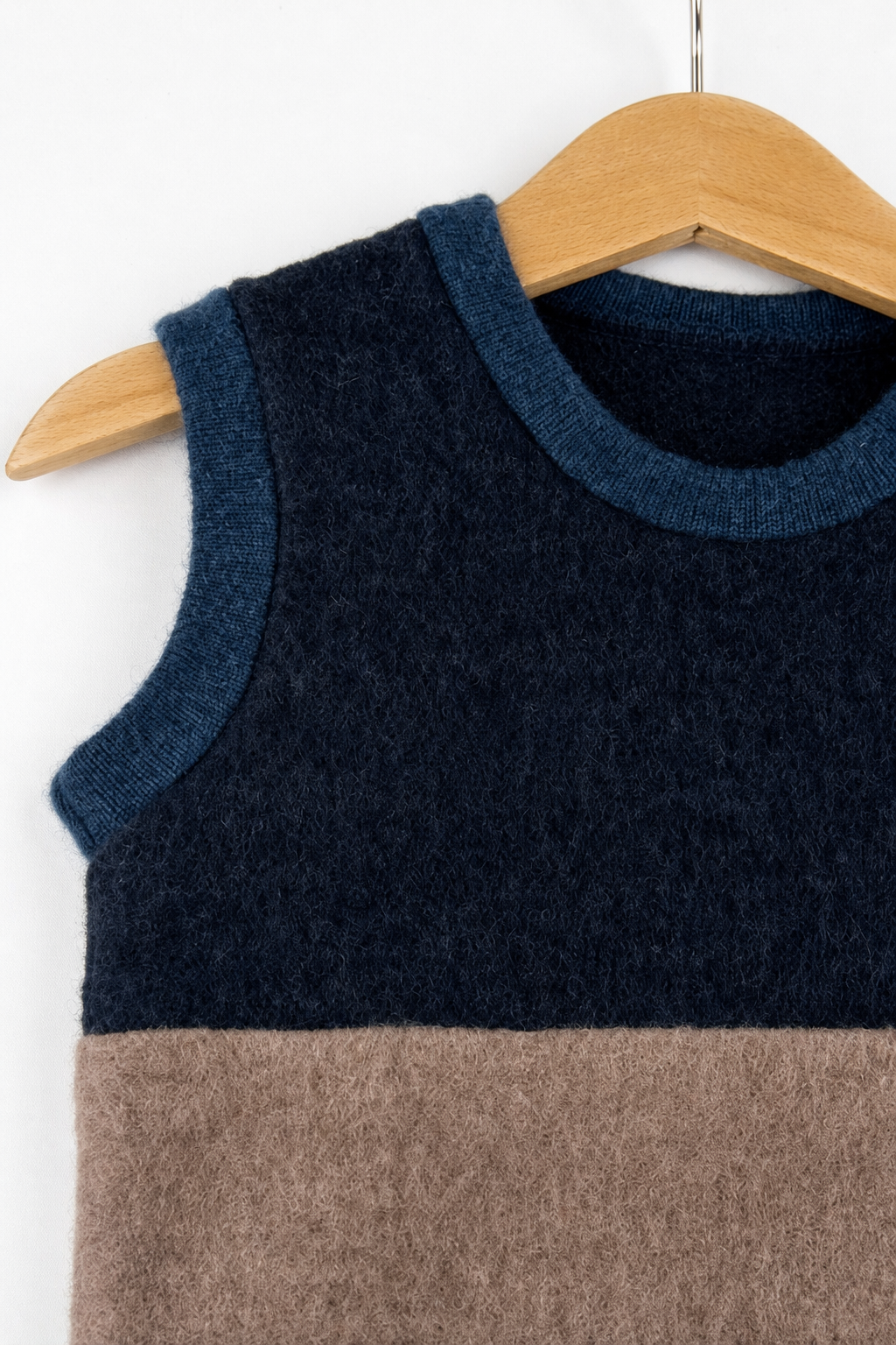 Detailaufnahme des Wollfleece Pullunders für Babys in Größe 74/80