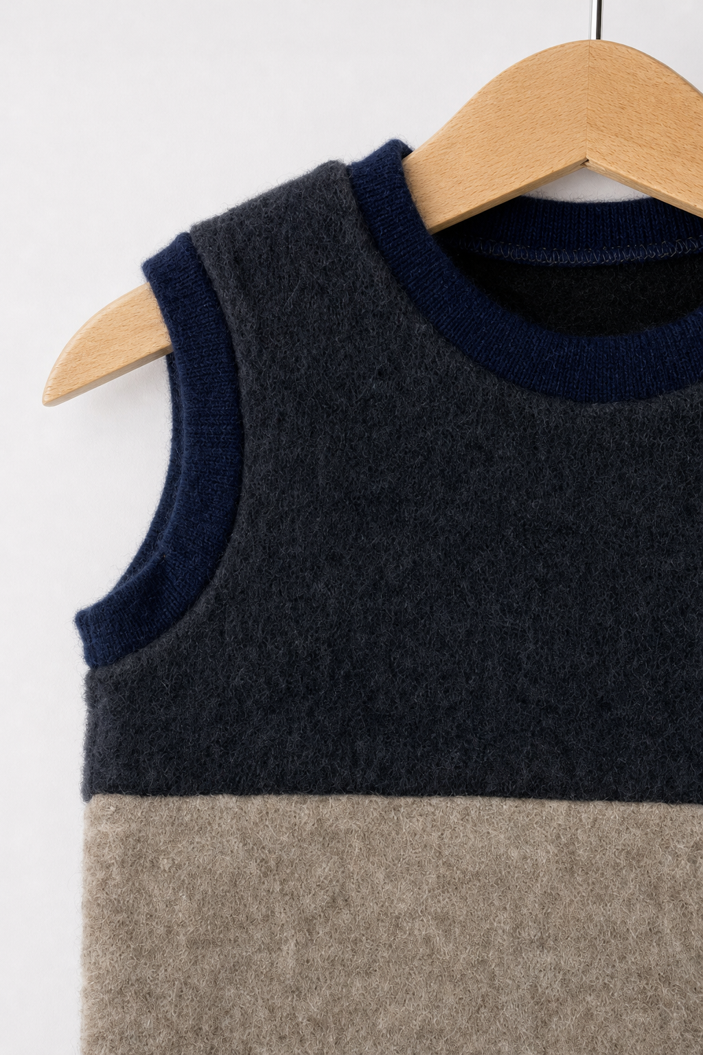 Detailaufnahme des Wollfleece Pullunders für Babys in Größe 74/80