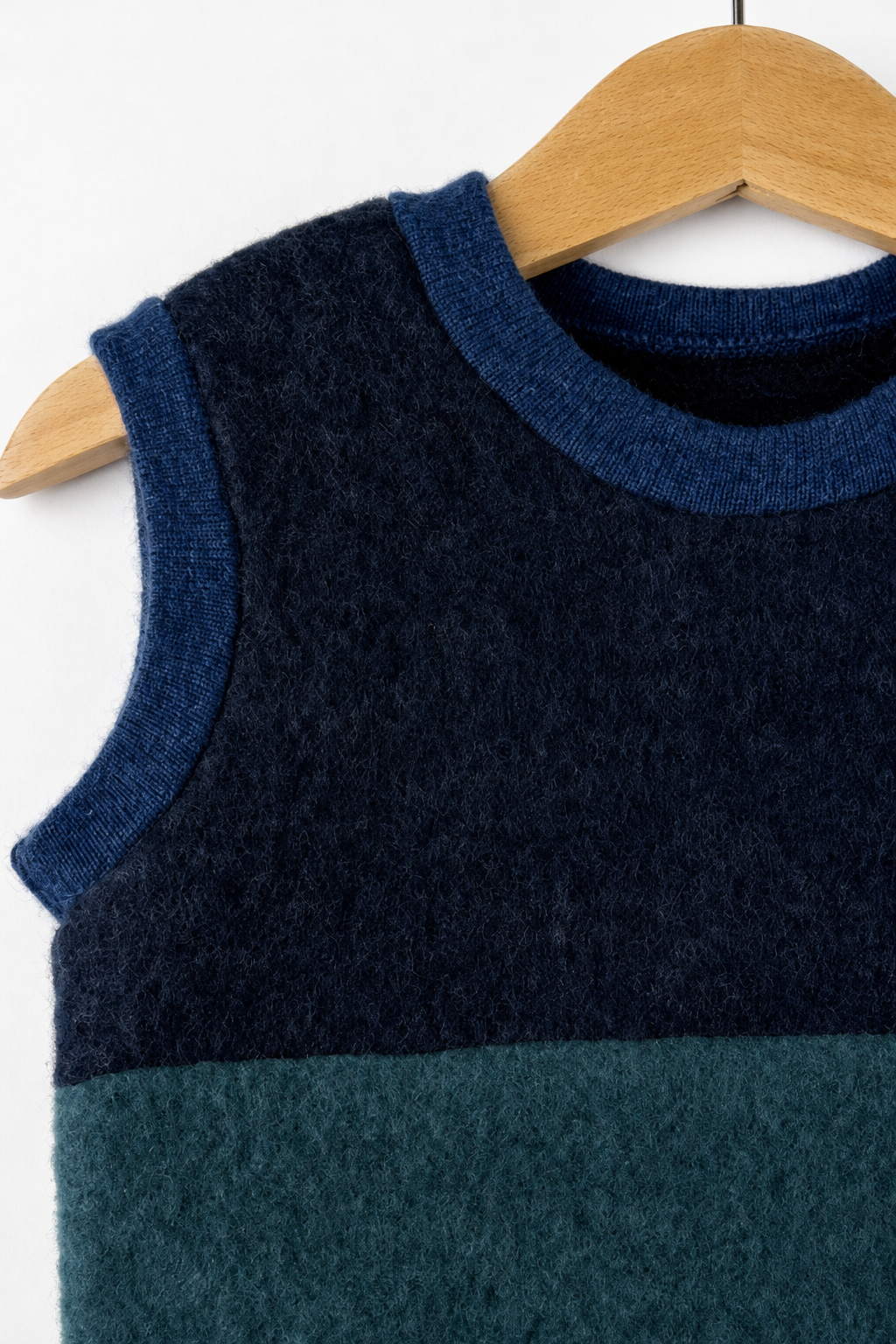 Detailaufnahme des Wollfleece Pullunders für Babys in Größe 74/80