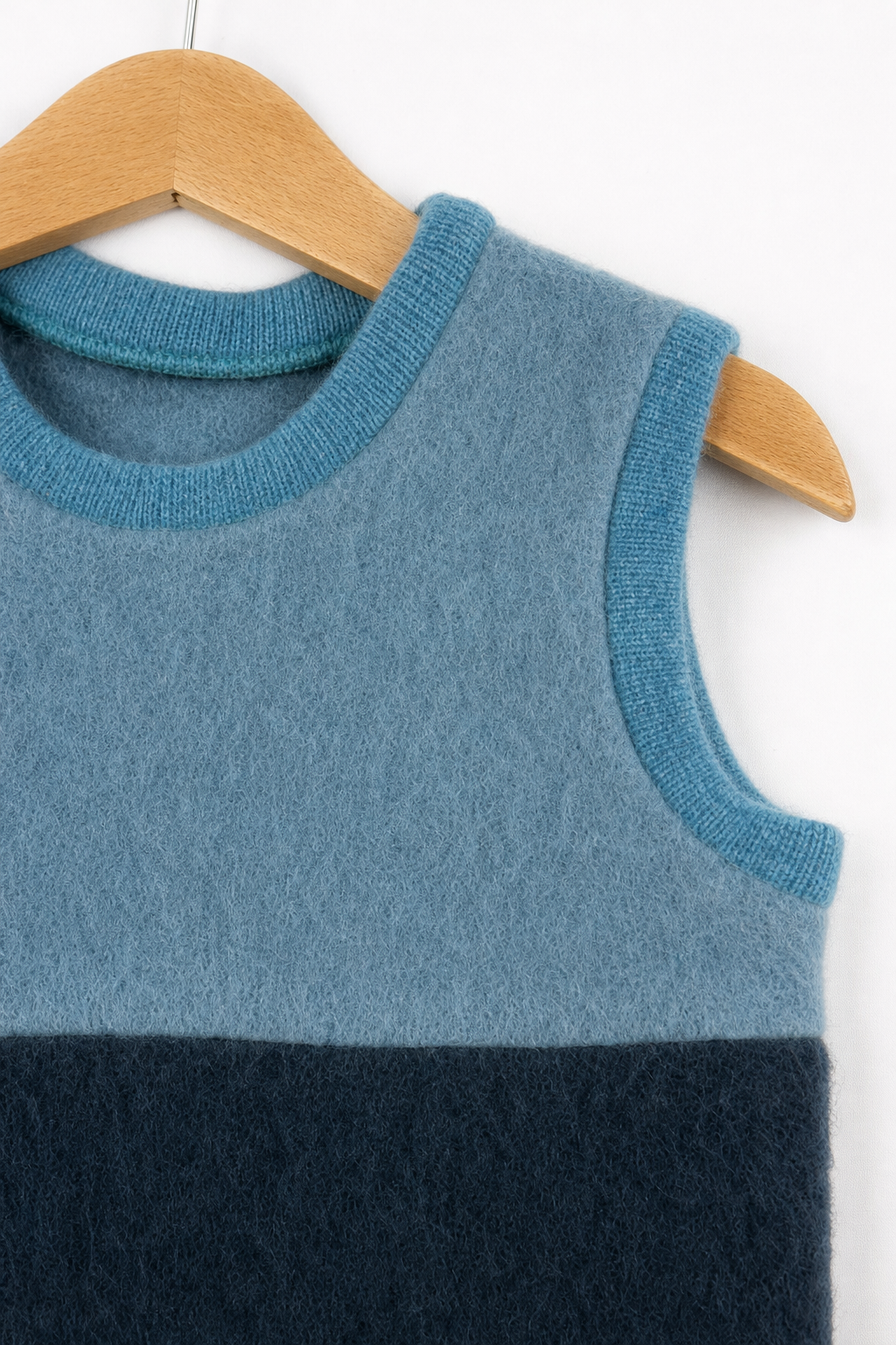 Detailaufnahme des Wollfleece Pullunders für Babys in Größe 74/80