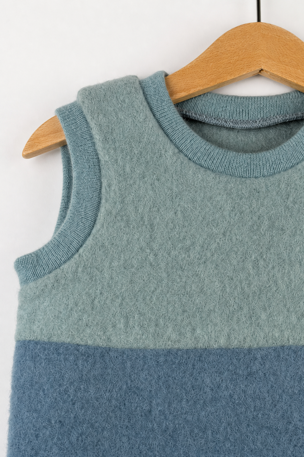 Detailaufnahme des Wollfleece Pullunders für Babys in Größe 74/80