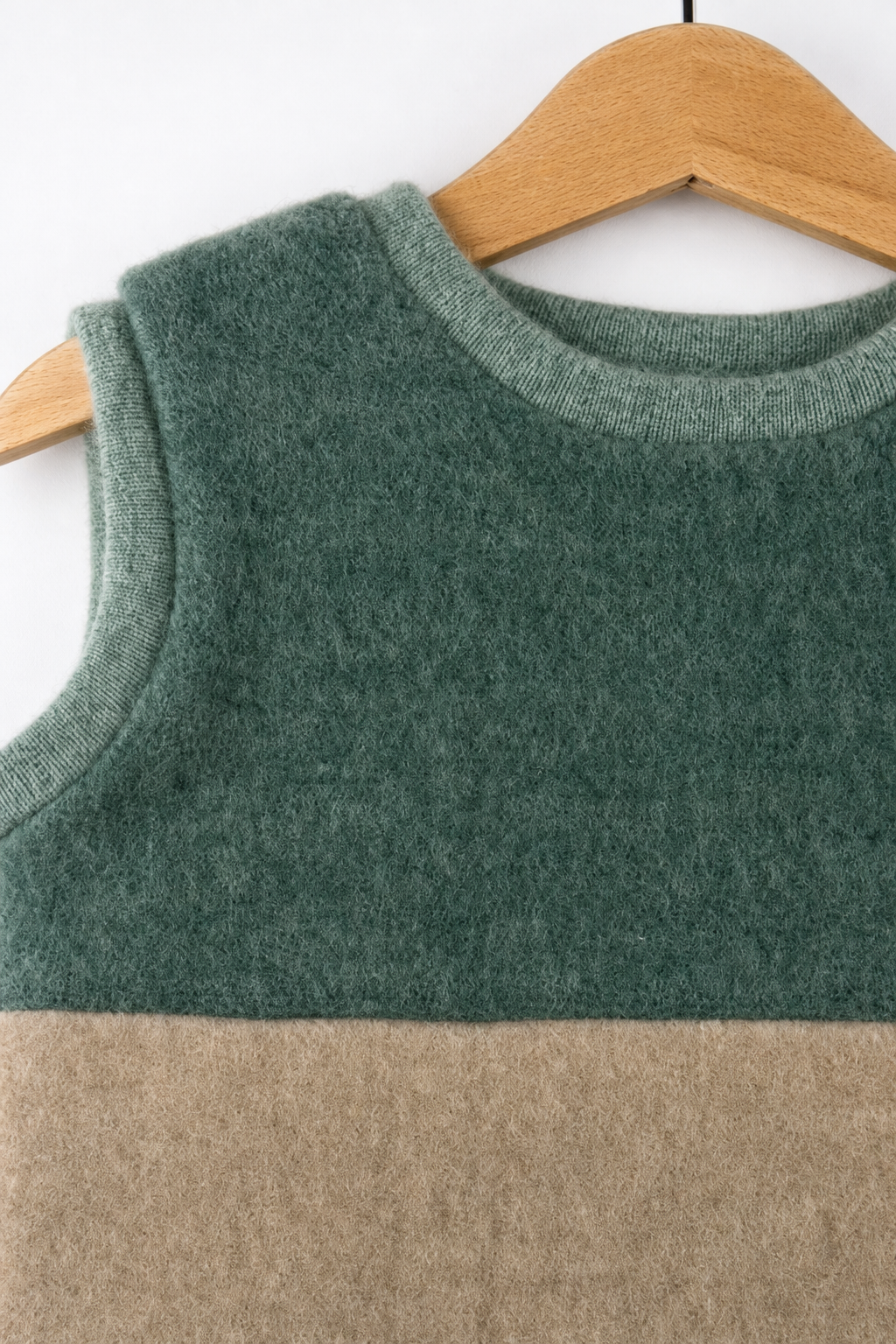 Detailaufnahme des Wollfleece Pullunders für Babys in Größe 86/92