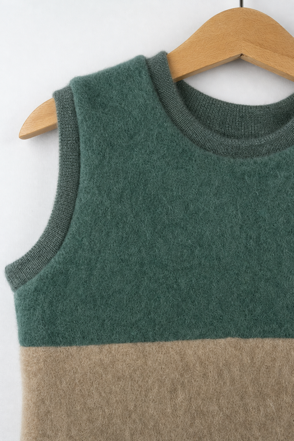 Detailaufnahme des Wollfleece Pullunders für Babys in Größe 86/92