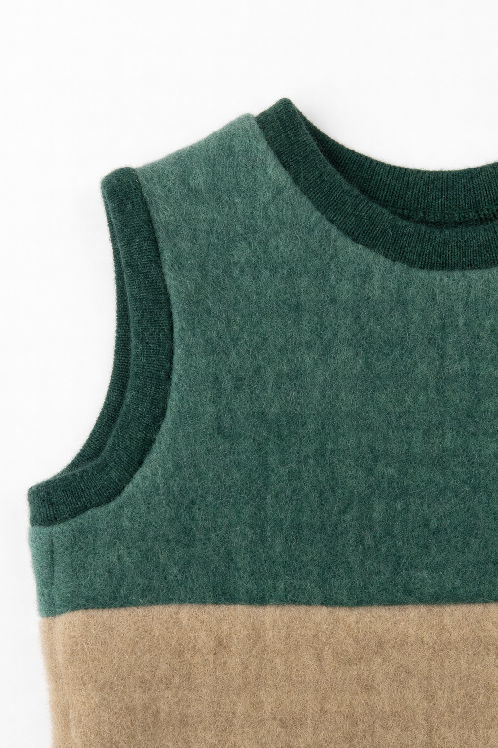 Detailaufnahme des Wollfleece Pullunders für Babys in Größe 86/92