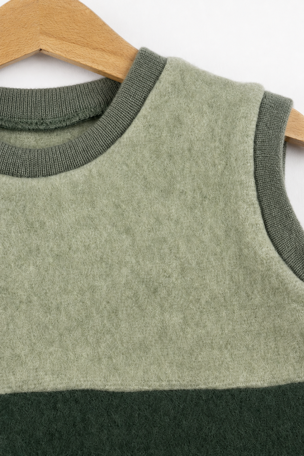 Detailaufnahme des Wollfleece Pullunders für Babys in Größe 86/92