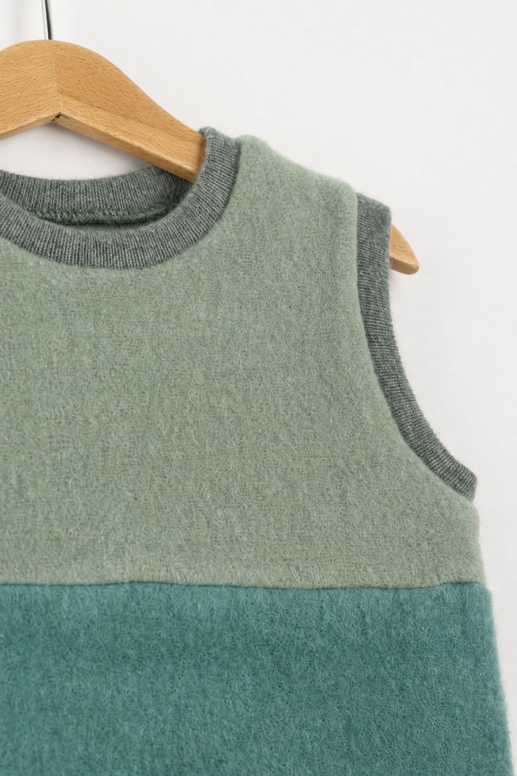 Detailaufnahme des Wollfleece Pullunders für Babys in Größe 86/92