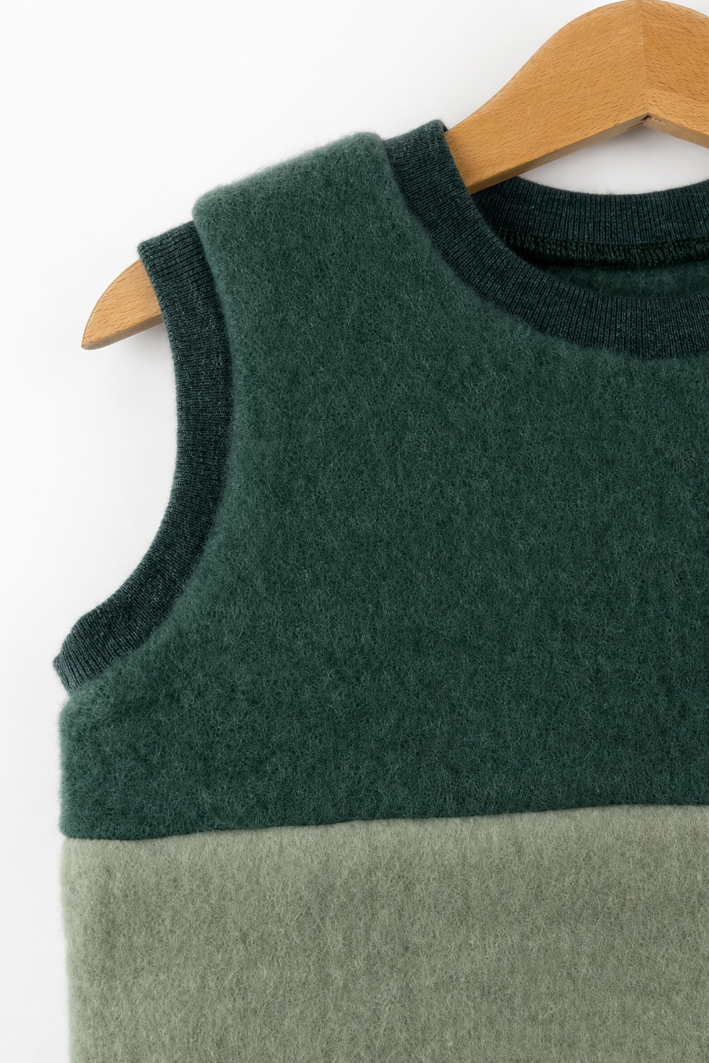 Detailaufnahme des Wollfleece Pullunders für Babys in Größe 86/92