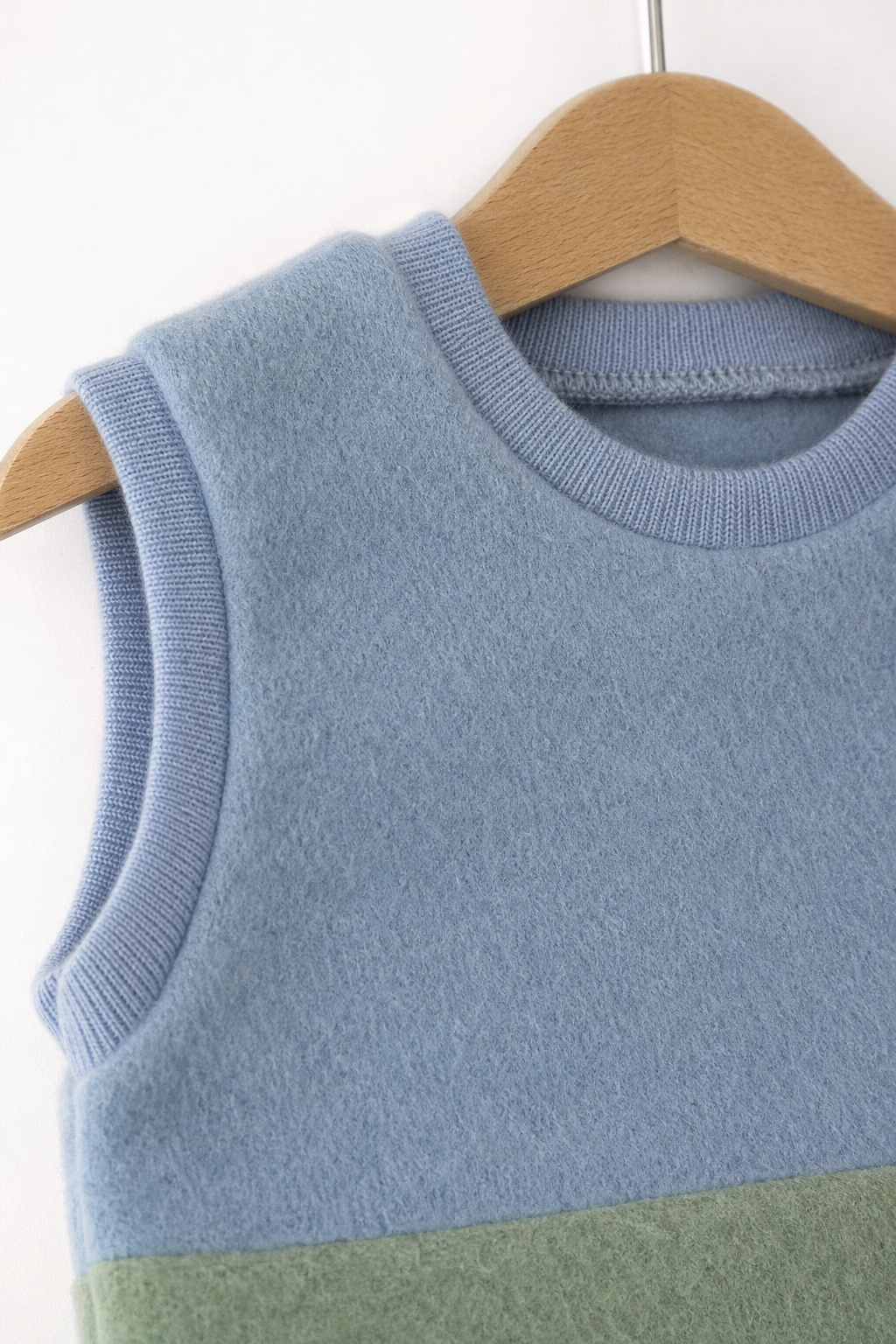 Detailaufnahme des Wollfleece Pullunders für Babys in Größe 86/92