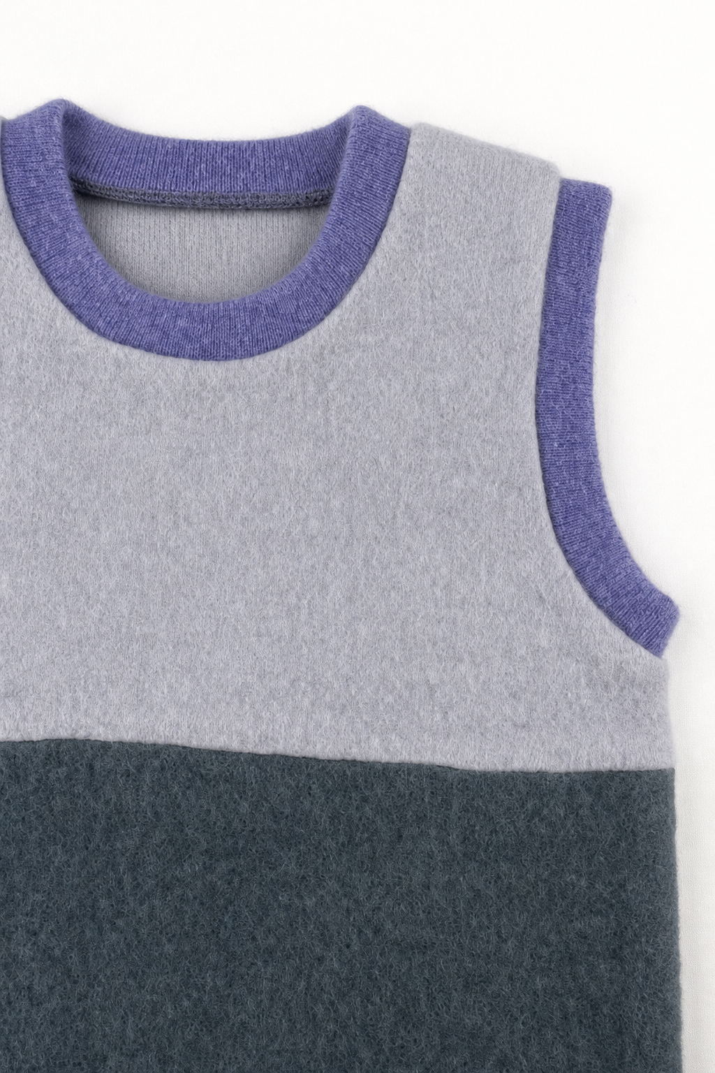 Detailaufnahme des Wollfleece Pullunders für Babys in Größe 86/92