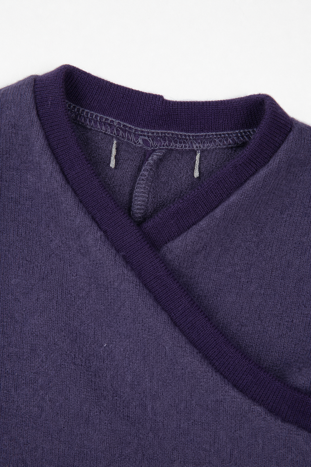 Detailaufnahme des Kaschmir Baby Longsleeves in Lila, Größe 50/56