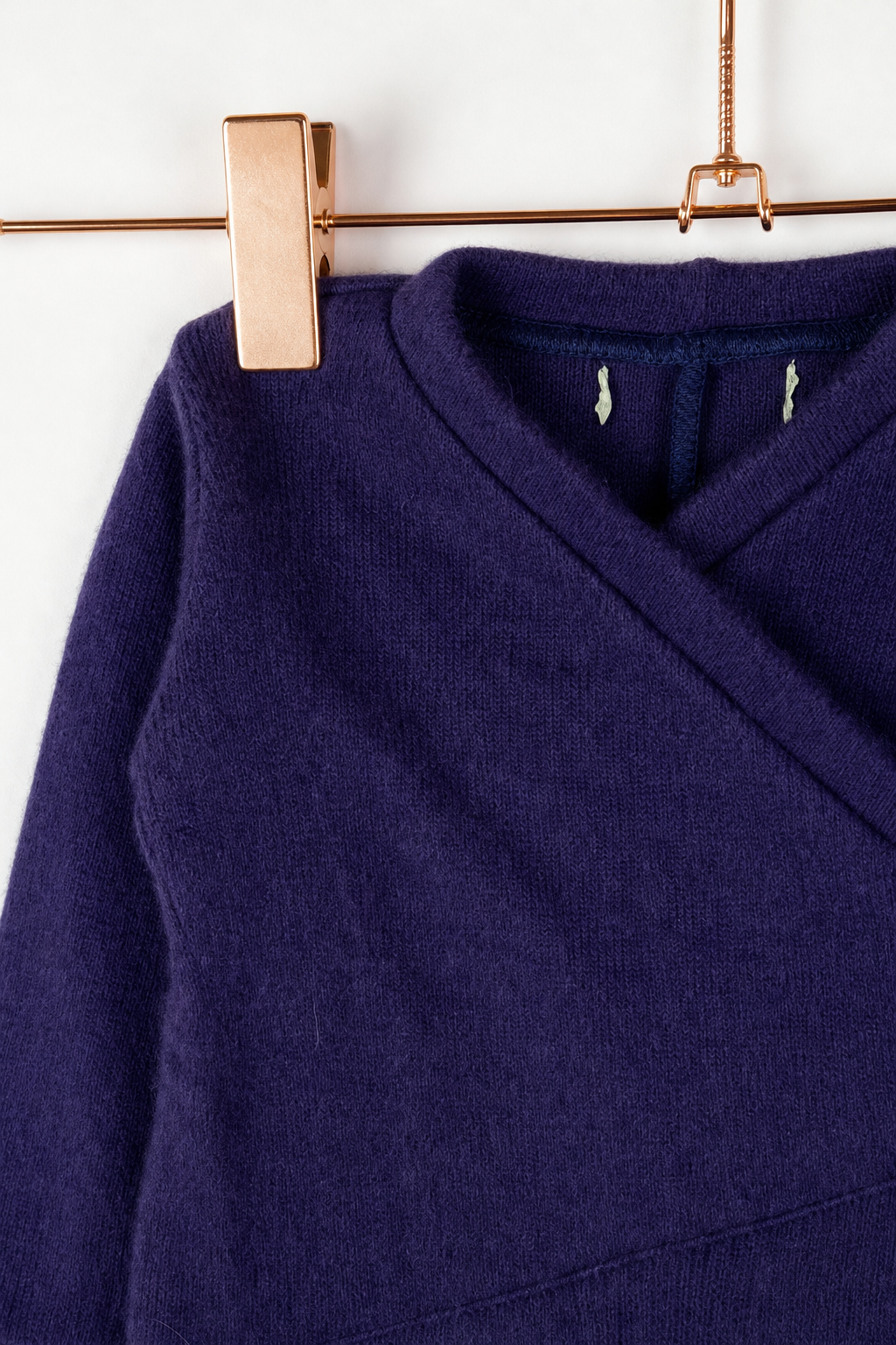 Detailaufnahme des Kaschmir Baby Longsleeves in Lila, Größe 50/56