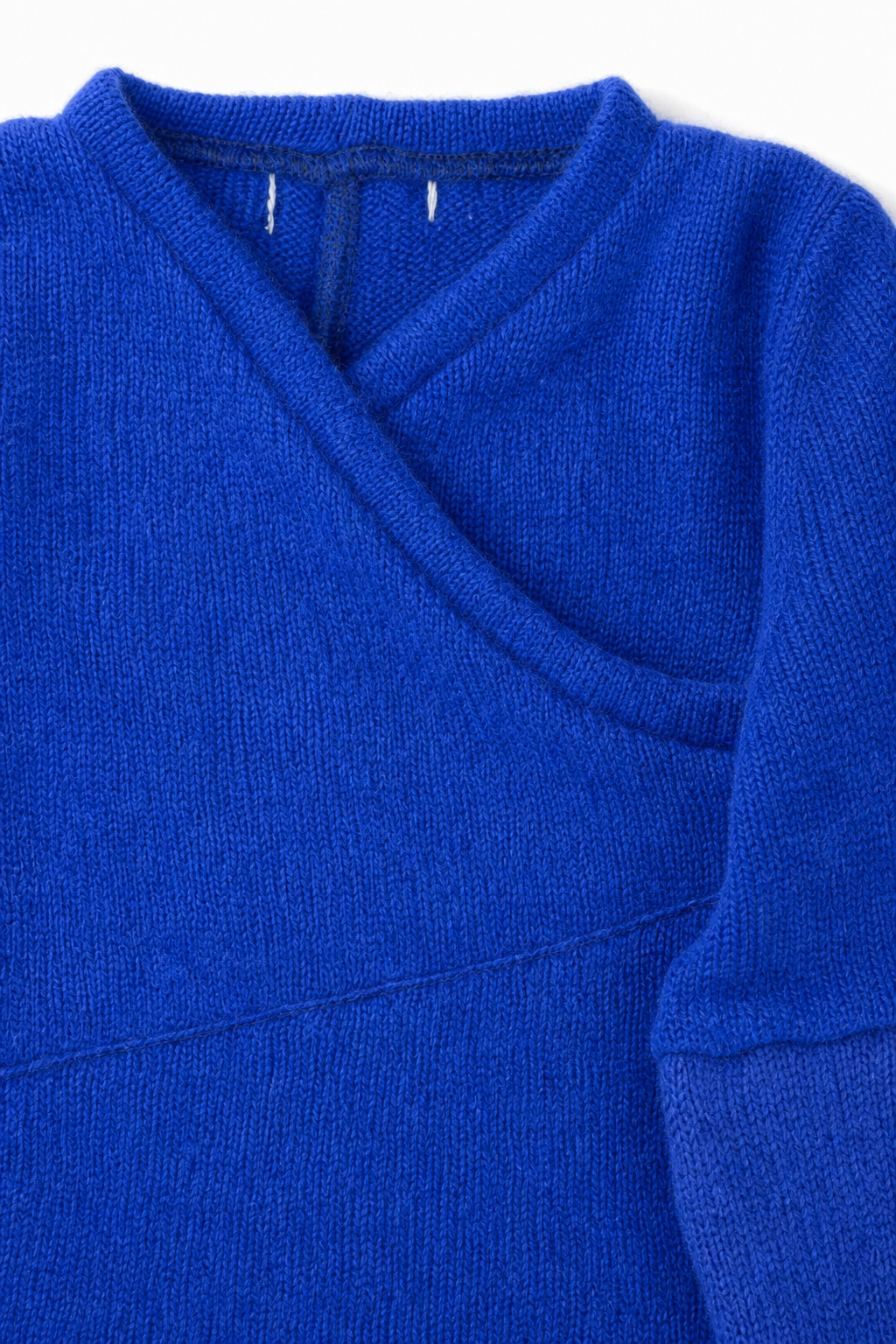 Detailaufnahme des Kaschmir Baby Longsleeves in Blau, Größe 50/56