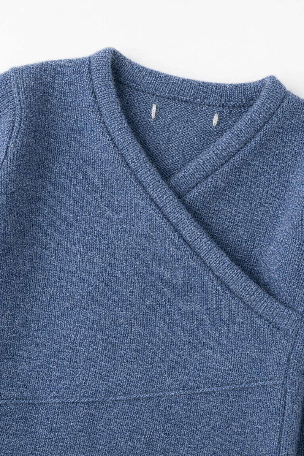 Detailaufnahme des Kaschmir Baby Longsleeves in Blau, Größe 50/56