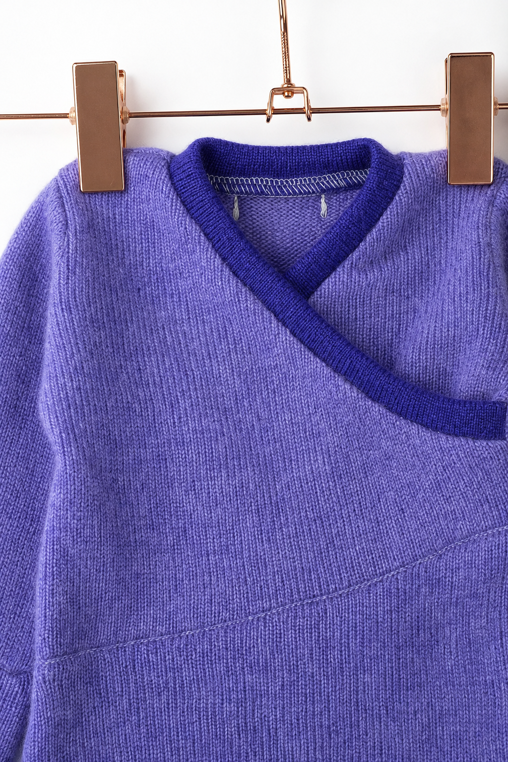 Detailaufnahme des Kaschmir Baby Longsleeves in Lila, Größe 50/56
