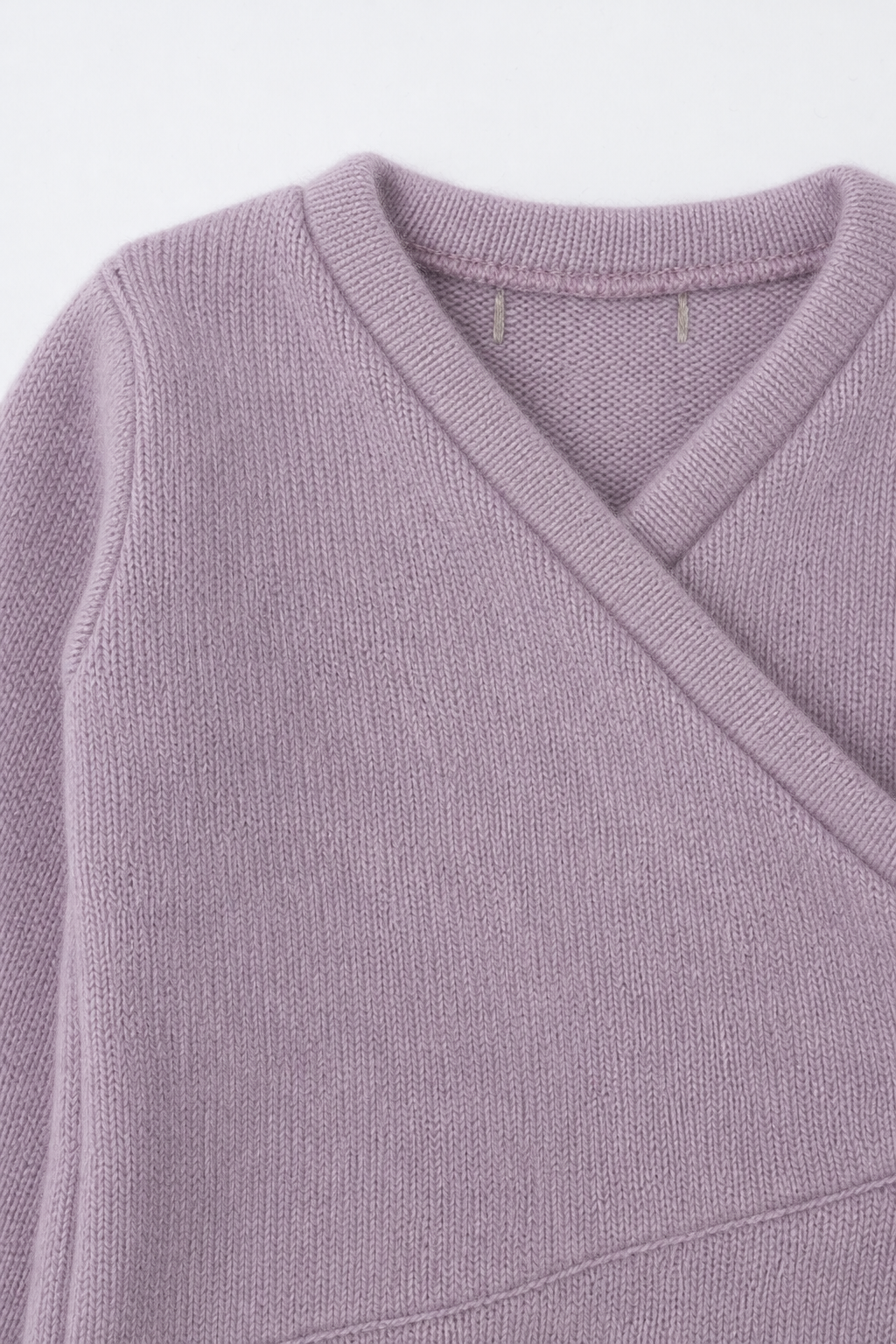 Detailaufnahme des Kaschmir Baby Longsleeves in Rosa, Größe 50/56