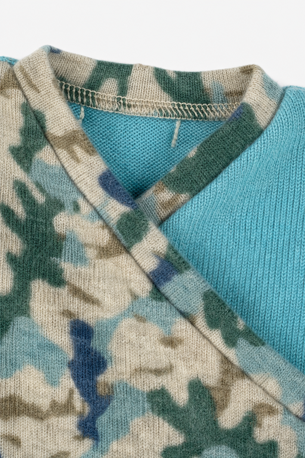 Detailaufnahme des Kaschmir Baby Longsleeves in Blau, Größe 50/56