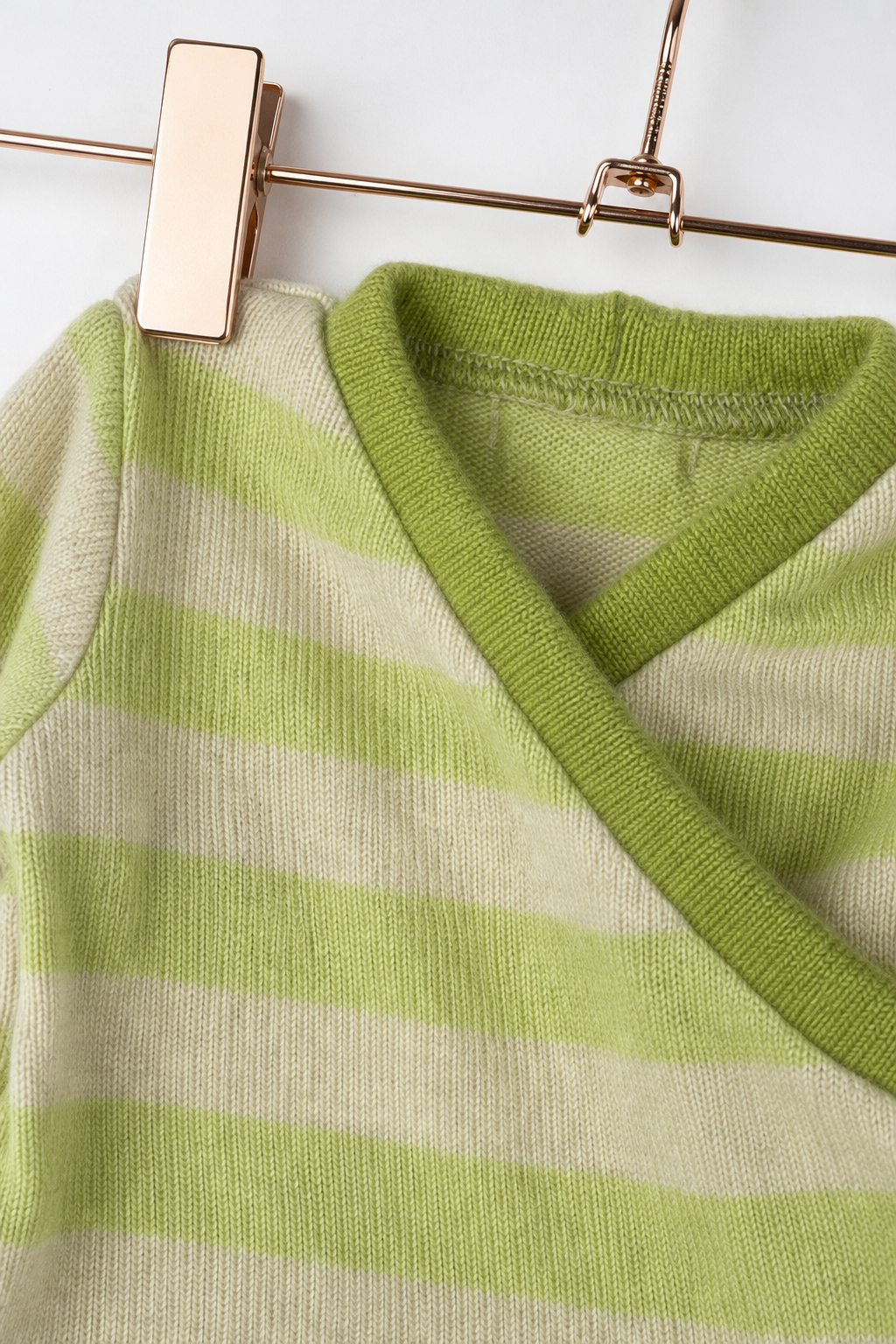 Detailaufnahme des Kaschmir Baby Longsleeves in Grün, Größe 50/56