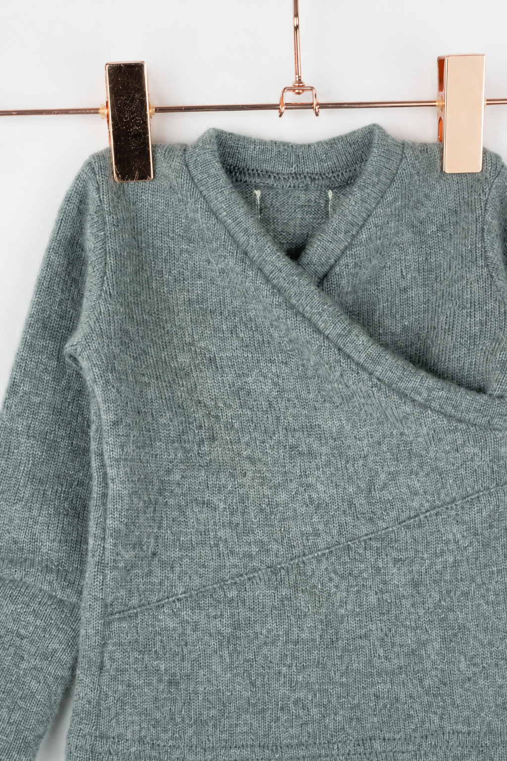 Detailaufnahme des Kaschmir Baby Longsleeves in Grau, Größe 50/56