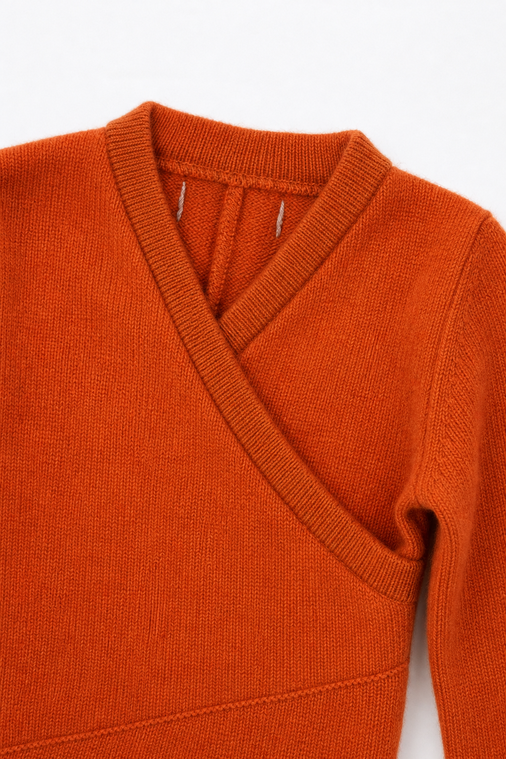 Detailaufnahme des Kaschmir Baby Longsleeves in Orange, Größe 50/56