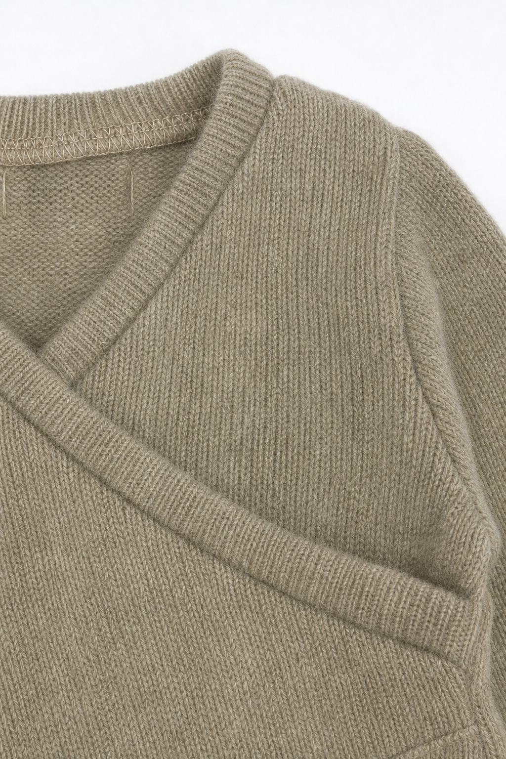 Detailaufnahme des Kaschmir Baby Longsleeves in Braun, Größe 50/56