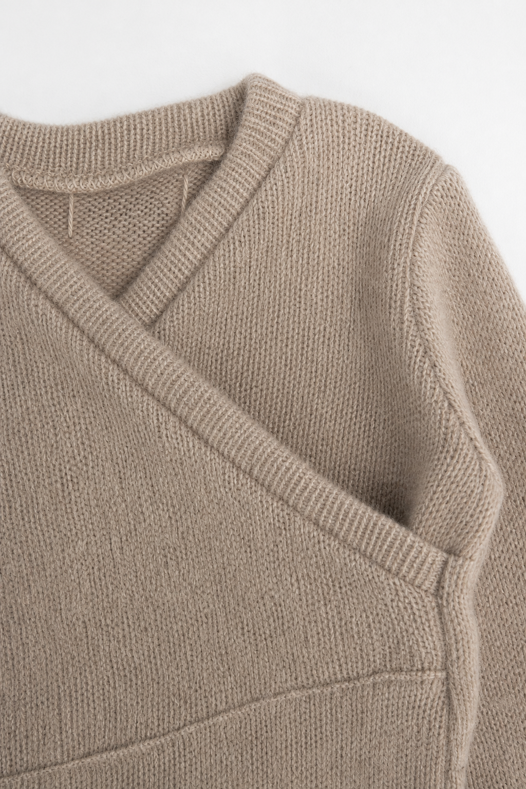 Detailaufnahme des Kaschmir Baby Longsleeves in Rosa, Größe 50/56
