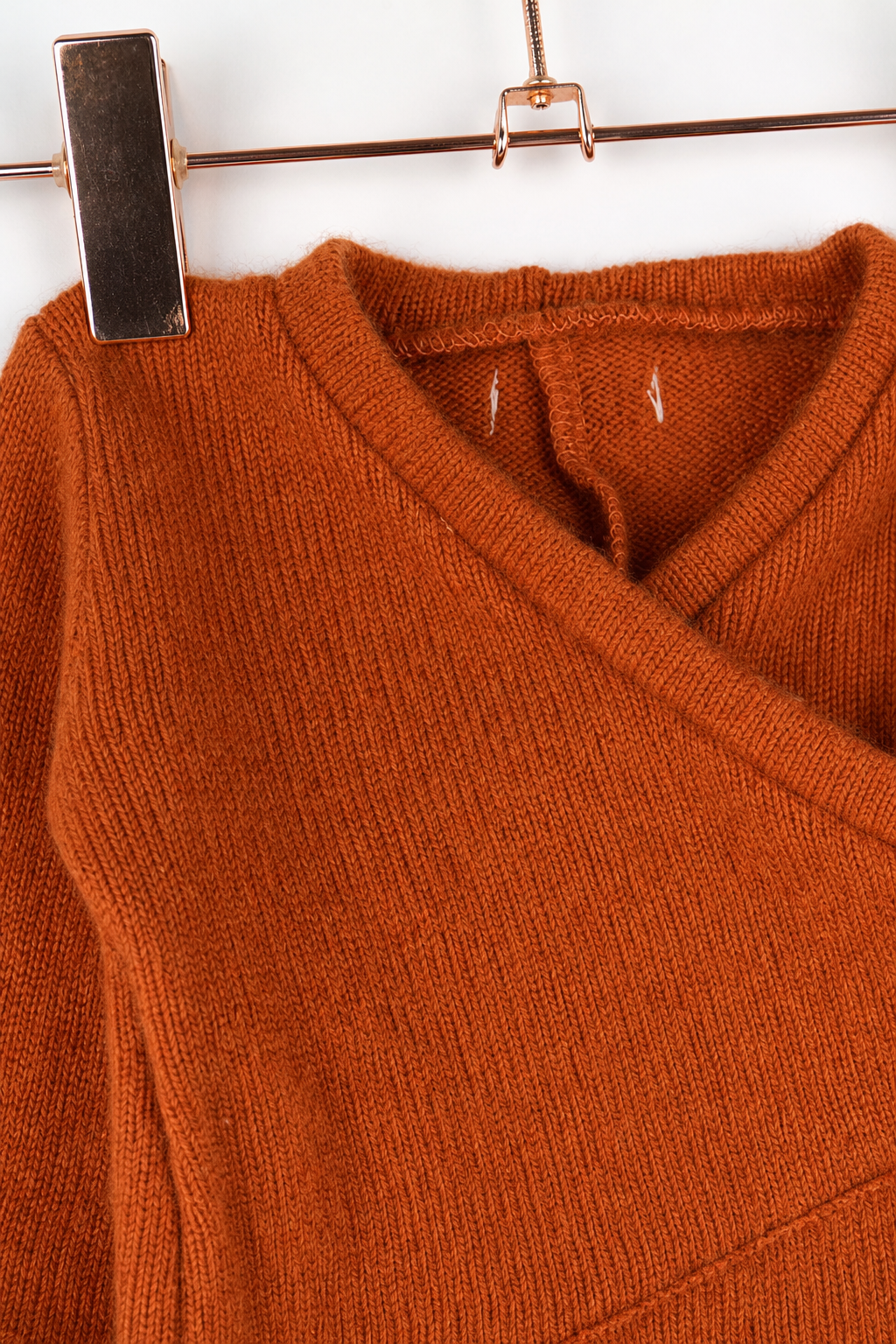 Detailaufnahme des Kaschmir Baby Longsleeves in Orange, Größe 50/56