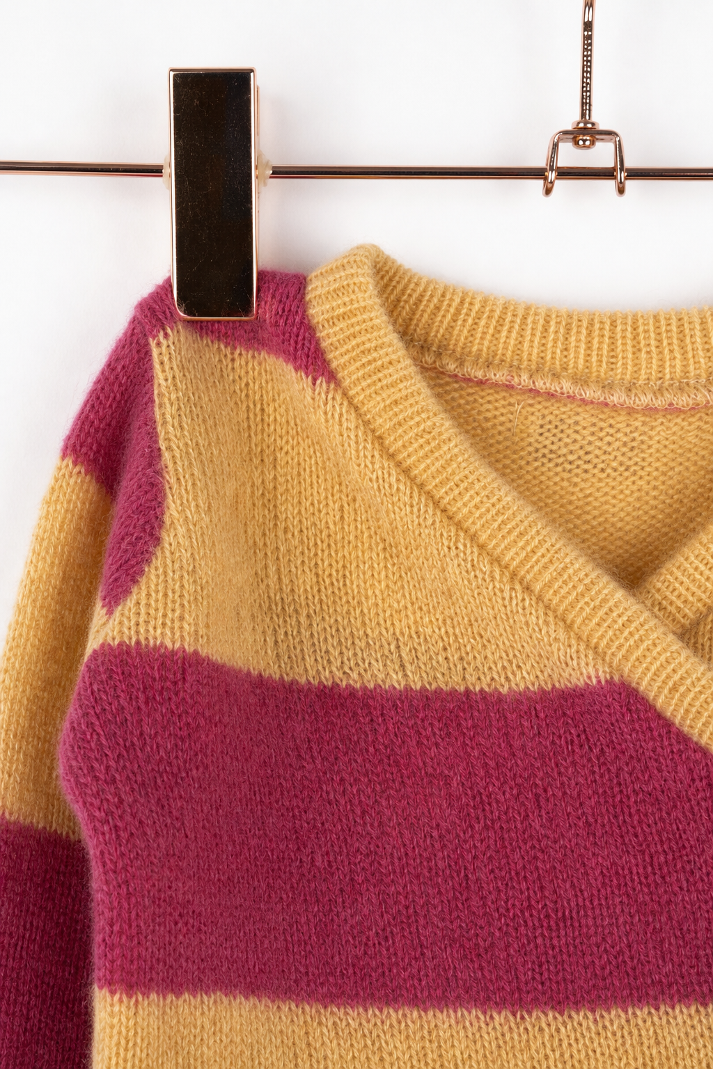 Detailaufnahme des Kaschmir Baby Longsleeves in Rosa, Größe 50/56