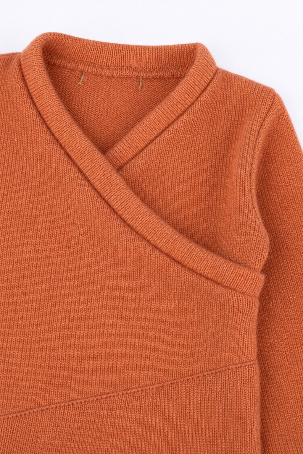 Detailaufnahme des Kaschmir Baby Longsleeves in Rosa, Größe 62/68