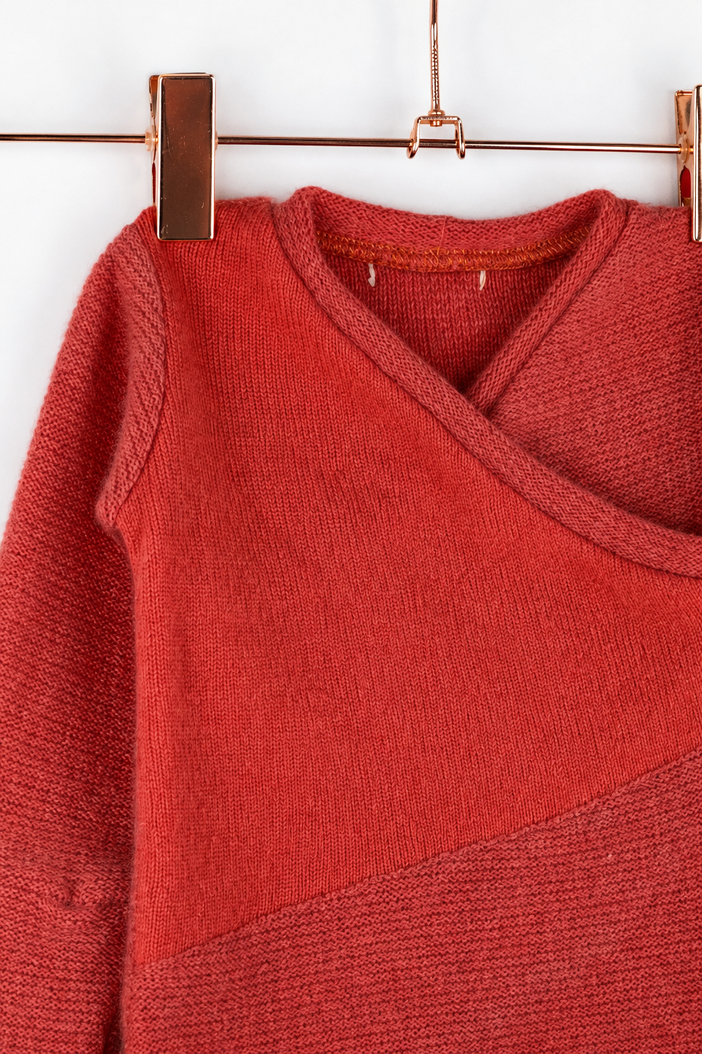Detailaufnahme des Kaschmir Baby Longsleeves in Rosa, Größe 62/68