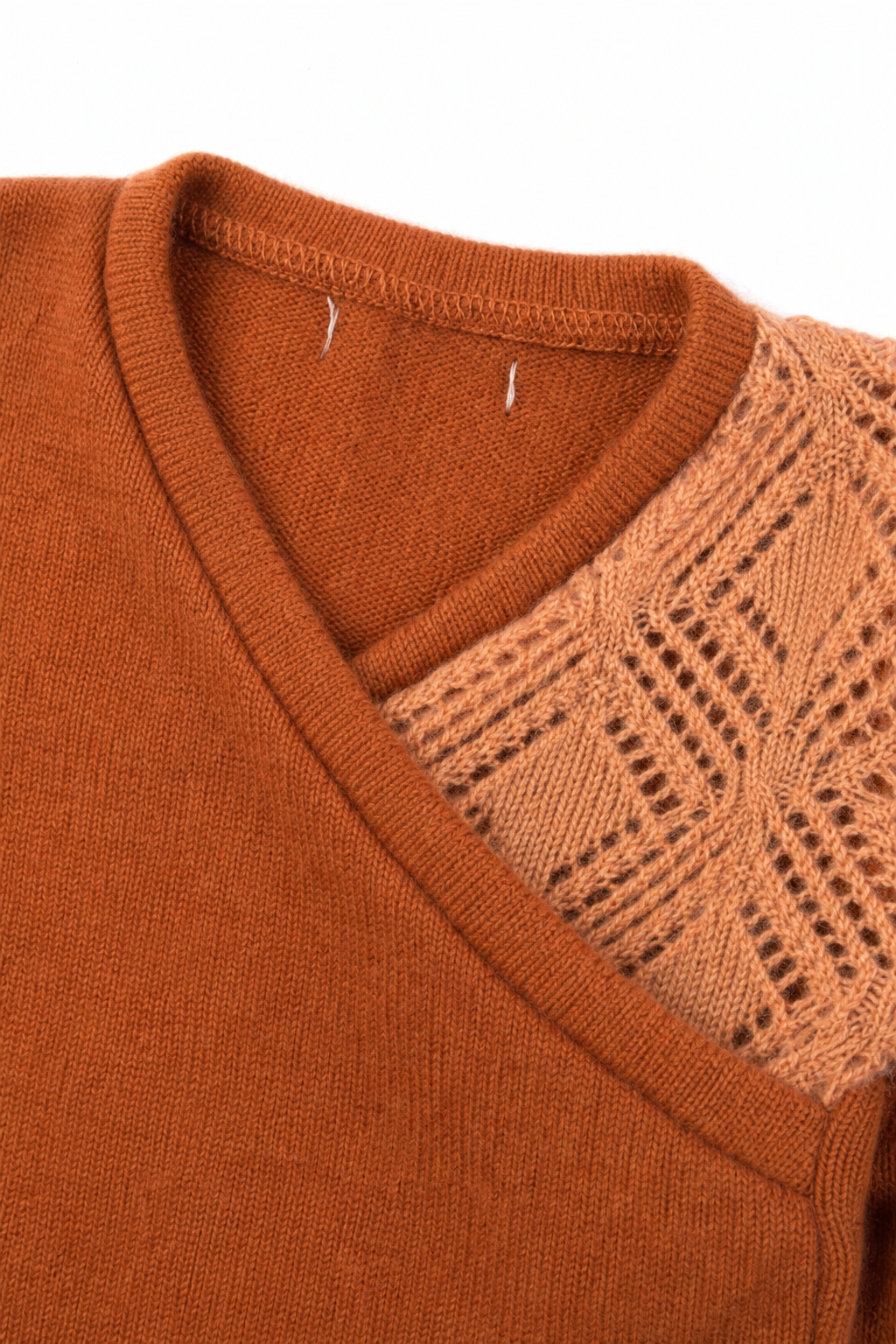 Detailaufnahme des Kaschmir Baby Longsleeves in Orange, Größe 62/68