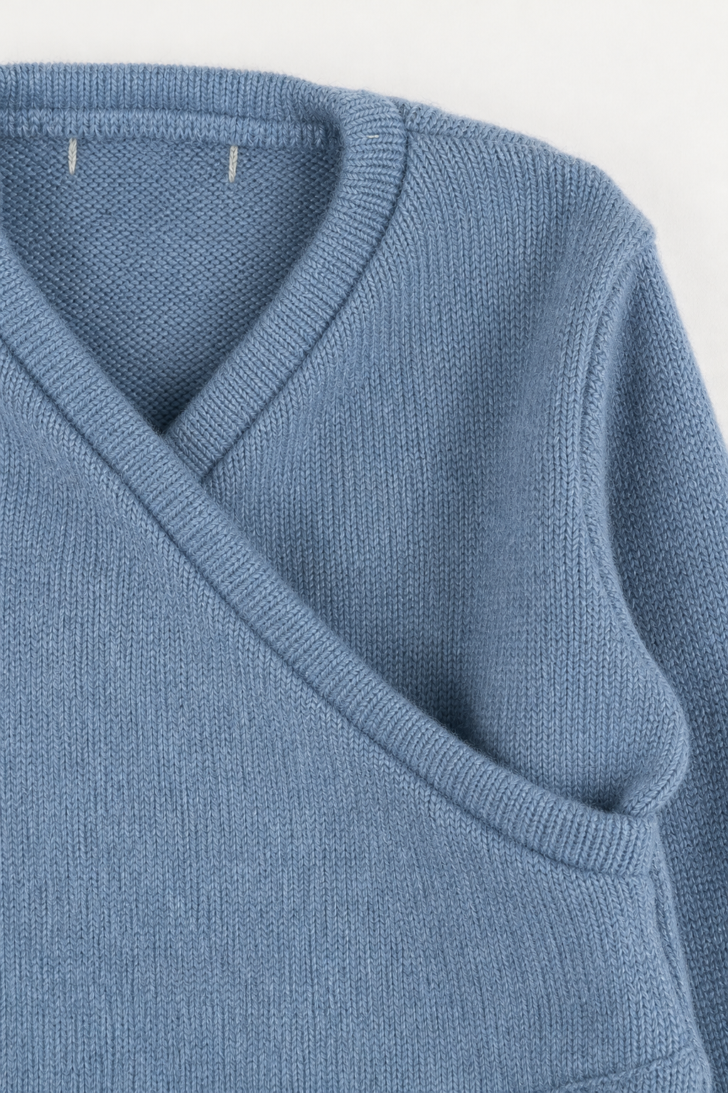 Detailaufnahme des Kaschmir Baby Longsleeves in Blau, Größe 74/80