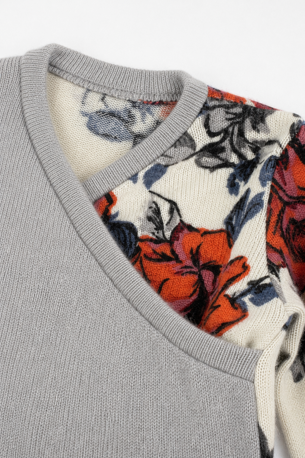 Detailaufnahme des bunten Kaschmir Baby Longsleeves in Größe 74/80