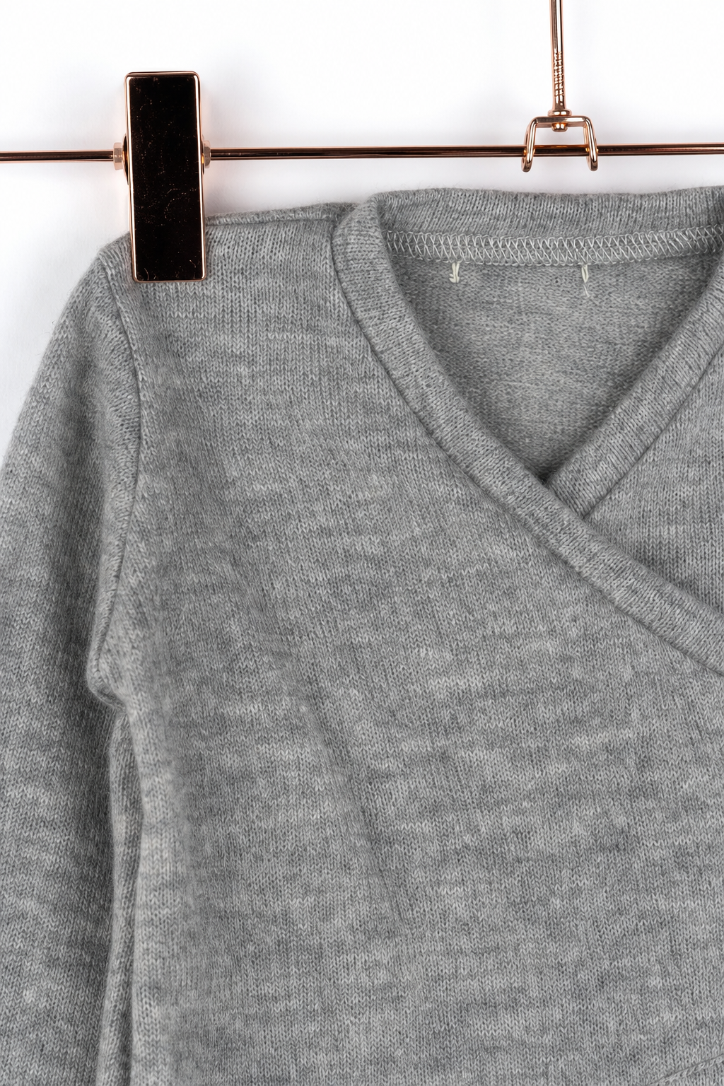 Detailaufnahme des Kaschmir Baby Longsleeves in Grau, Größe 74/80