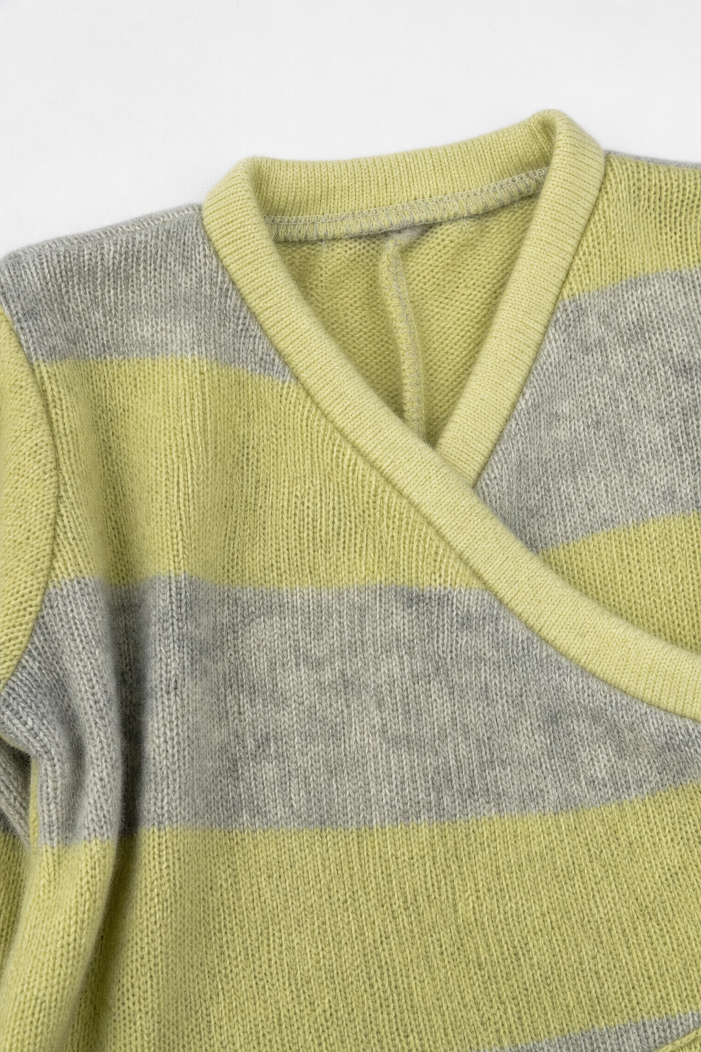 Detailaufnahme des Kaschmir Baby Longsleeves in Gelb, Größe 74/80