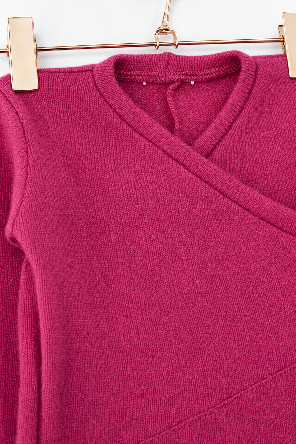 Detailaufnahme des Kaschmir Baby Longsleeves in Pink, Größe 74/80