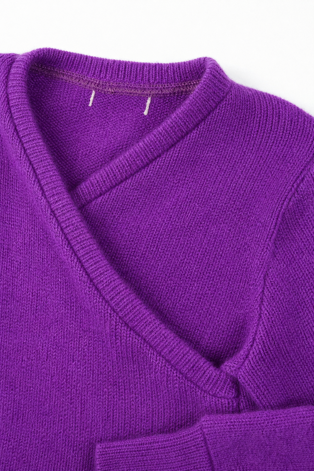 Detailaufnahme des Kaschmir Baby Longsleeves in Lila, Größe 74/80