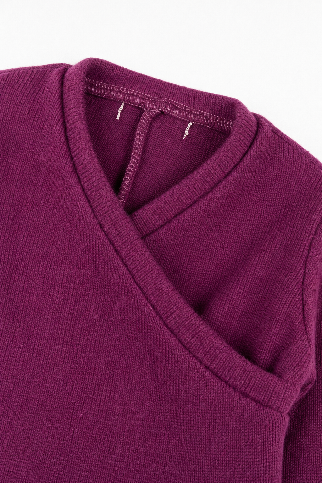 Detailaufnahme des Kaschmir Baby Longsleeves in Lila, Größe 74/80