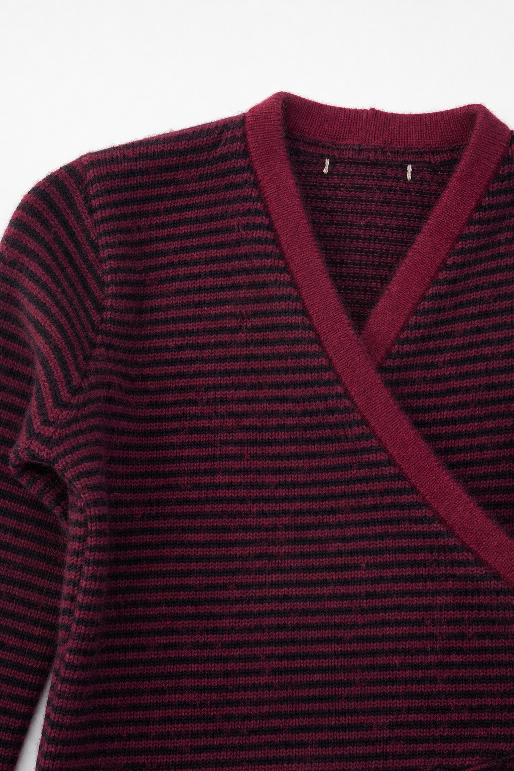 Detailaufnahme des Kaschmir Baby Longsleeves in Rot, Größe 74/80