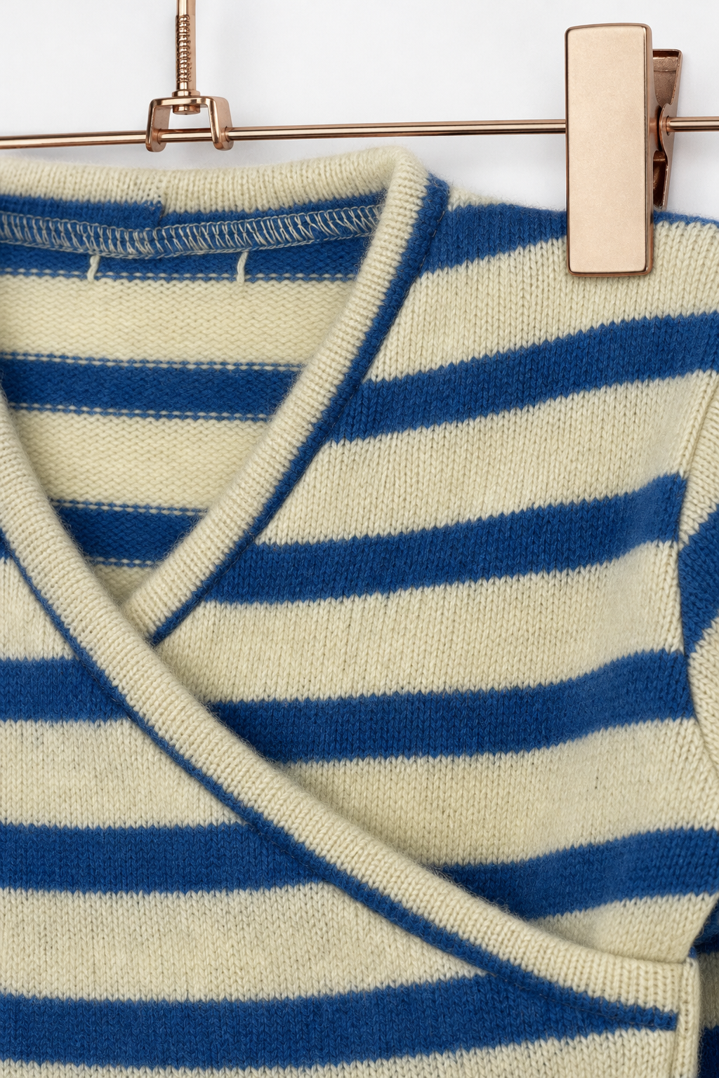 Detailaufnahme des Kaschmir Baby Longsleeves in Blau, Größe 86/92