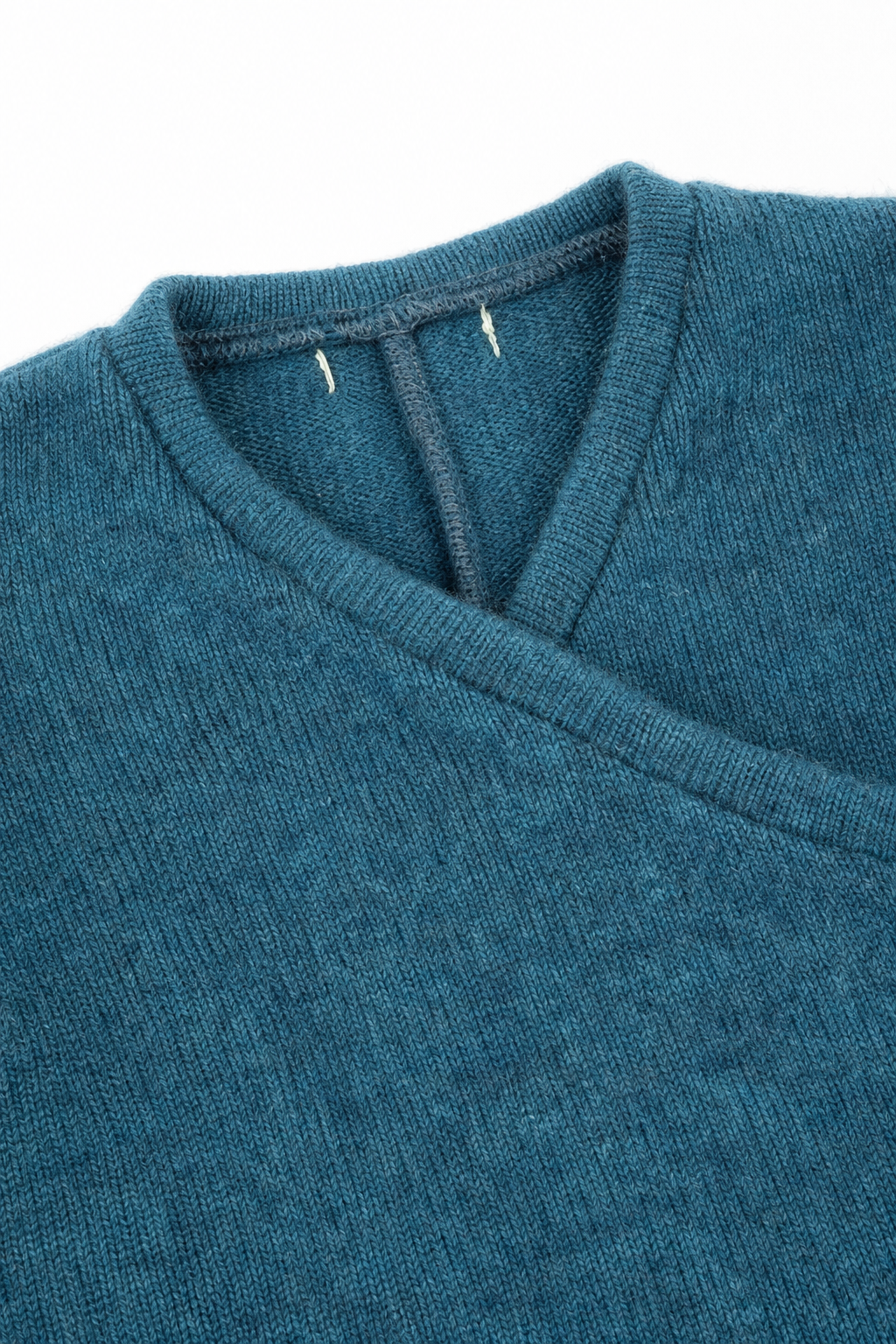 Detailaufnahme des Kaschmir Baby Longsleeves in Blau, Größe 86/92