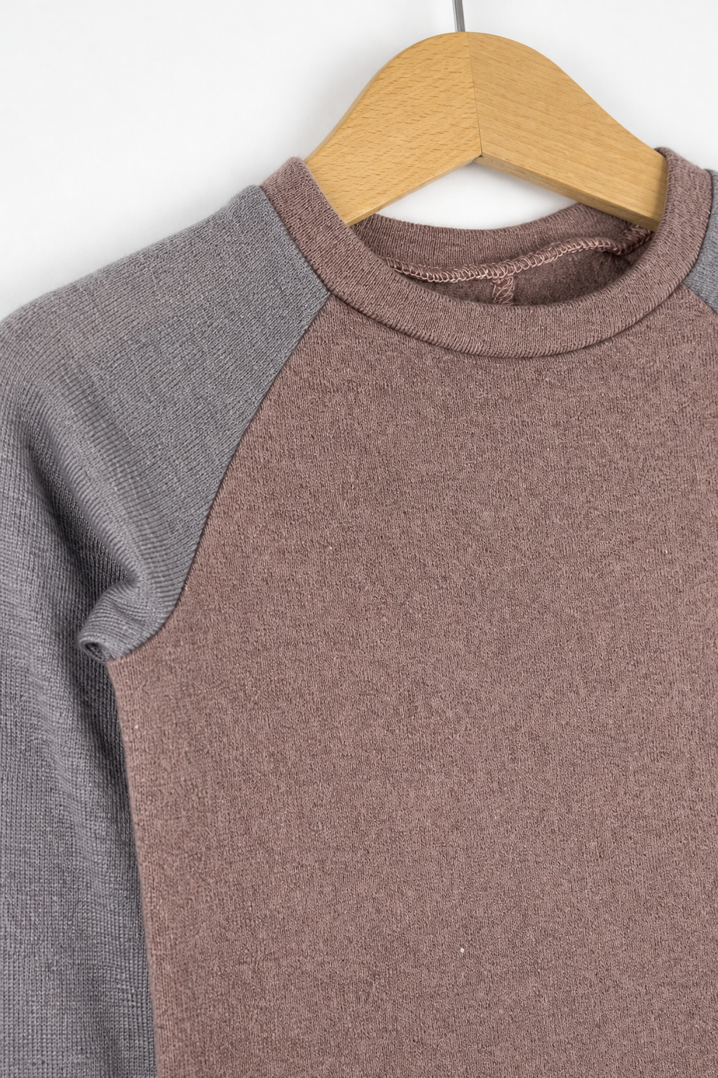 Detailaufnahme des Kaschmir Kinder Longsleeves in Lila, Größe 86/92