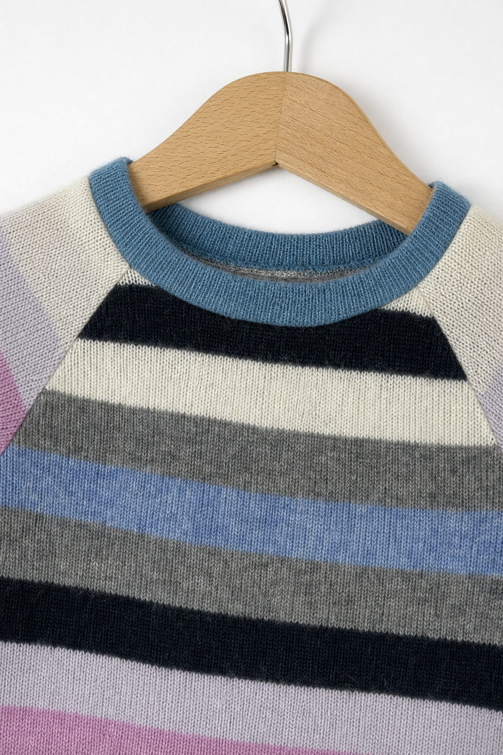 Detailaufnahme des bunten Kaschmir Kinder Longsleeves in Größe 86/92
