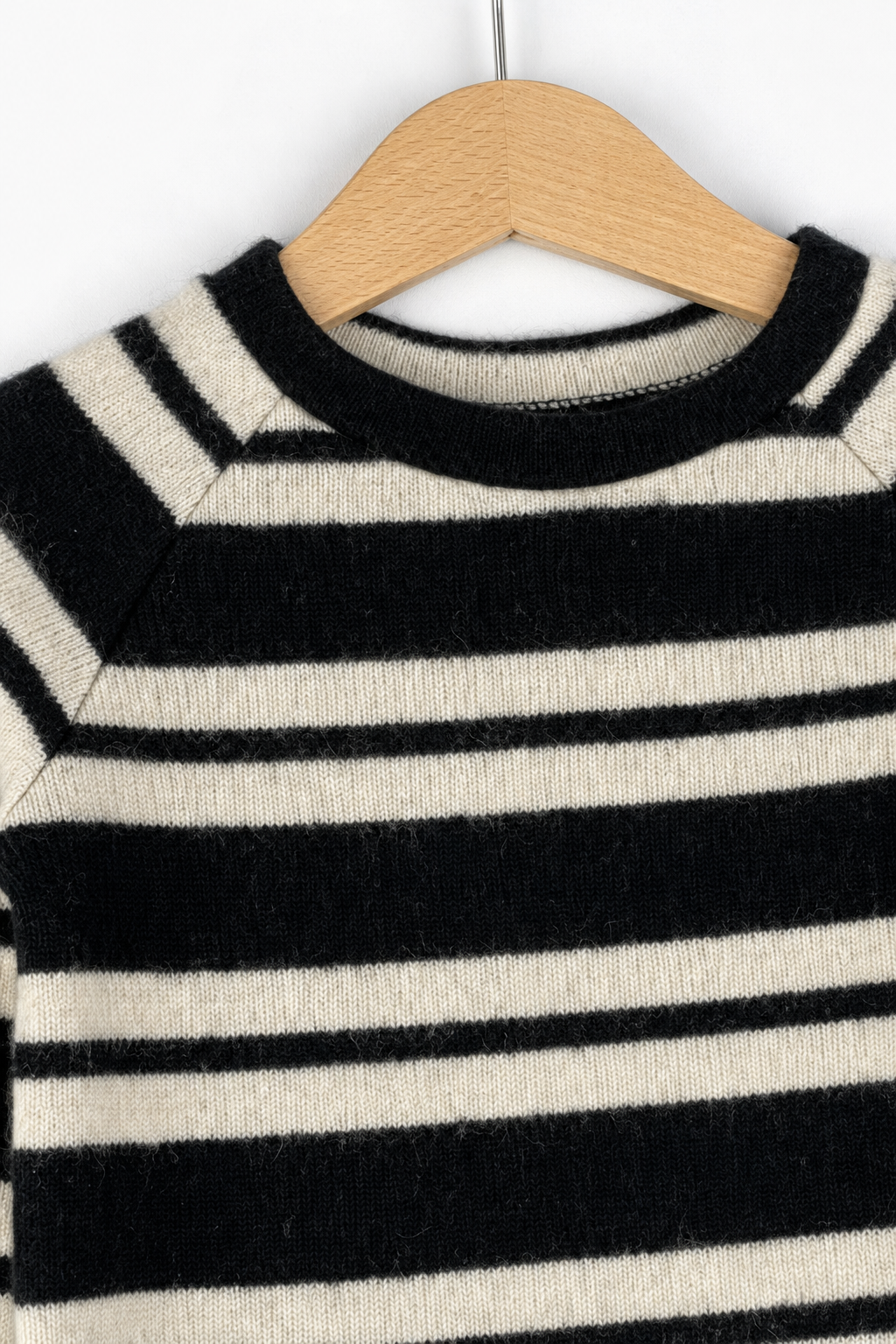 Detailaufnahme des Kaschmir Kinder Longsleeves in Schwarz, Größe 86/92