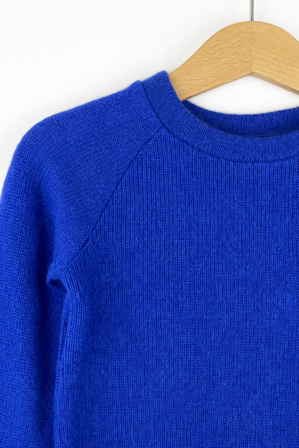 Detailaufnahme des Kaschmir Kinder Longsleeves in Blau, Größe 86/92